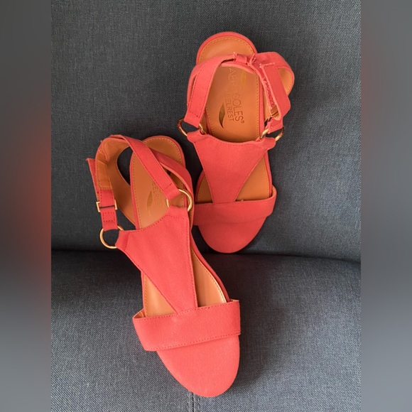 Aerosoles size 8 sandals Salmon Pink sandals. Velcro closure. GUC. 🦩🎀🌺 - Picture 8 of 12